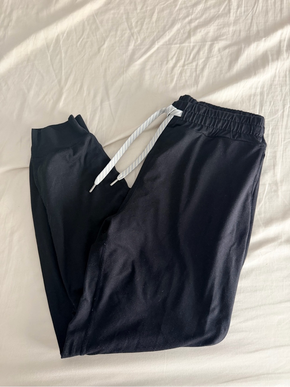 Vuori black charcoal performance joggers small